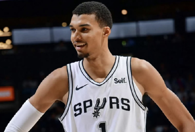 肋骨在疼,可他笑着站上球场:那个22岁少年教会我们的事 体育新闻