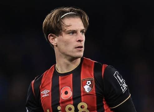 一场平局背后的惊喜;斯科特全场闪耀;英格兰世界杯中场竞争升温。 体育新闻