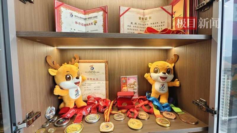  从泳池冠军到夜市摊主；吴毅用残臂颠勺炒饭，扛起债务与家庭重担；捐髓救妹那一刻，兄妹情深感动无数人。 情感心理