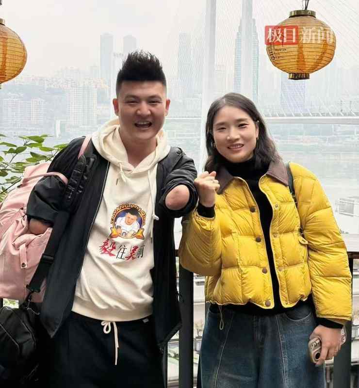  从泳池冠军到夜市摊主；吴毅用残臂颠勺炒饭，扛起债务与家庭重担；捐髓救妹那一刻，兄妹情深感动无数人。 情感心理