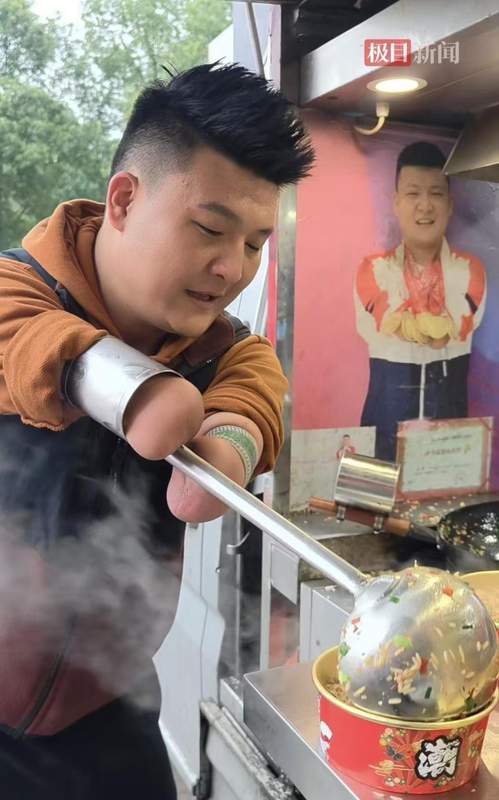  从泳池冠军到夜市摊主；吴毅用残臂颠勺炒饭，扛起债务与家庭重担；捐髓救妹那一刻，兄妹情深感动无数人。 情感心理