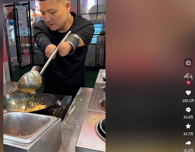  从泳池冠军到夜市摊主；吴毅用残臂颠勺炒饭，扛起债务与家庭重担；捐髓救妹那一刻，兄妹情深感动无数人。 情感心理