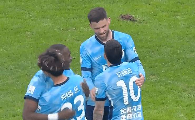 主场爆发终结连败;大连英博1-0险胜海港,阿奇姆彭建功立业。 体育新闻