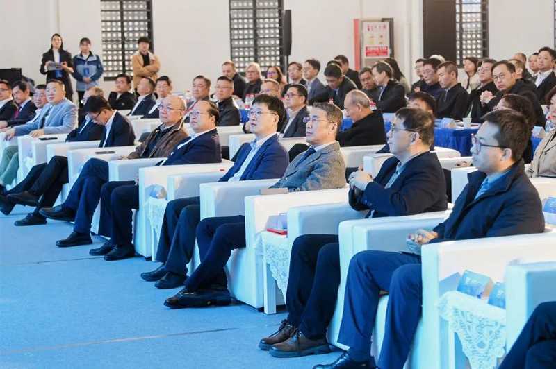  鼎龙股份高端光刻胶项目投产，填补国内半导体核心材料空白。 IT技术