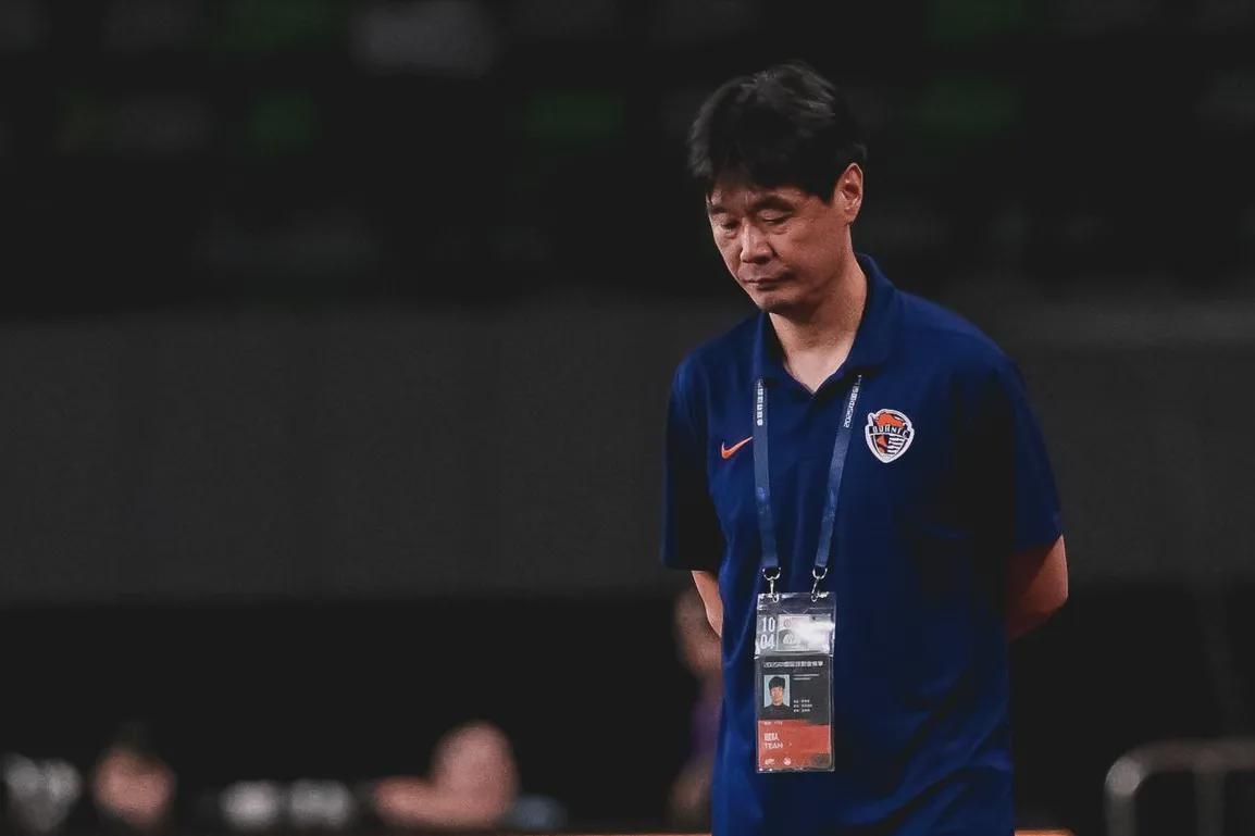 从战术失灵到换帅窗口：泰山队困局的深层逻辑解析