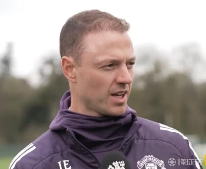 从绿茵场到教练席：埃文斯的角色蜕变与战术思维升级 体育新闻