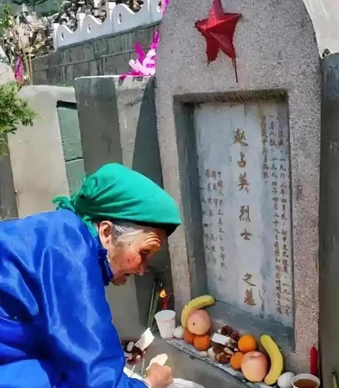  娘来晚了：一位农村母亲跨越二十年的扫墓之路 情感心理