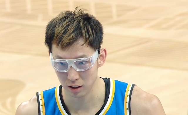  【战术复盘】三分哑火与双塔困局：解析北京首钢惨败浙江的攻防失衡 体育新闻