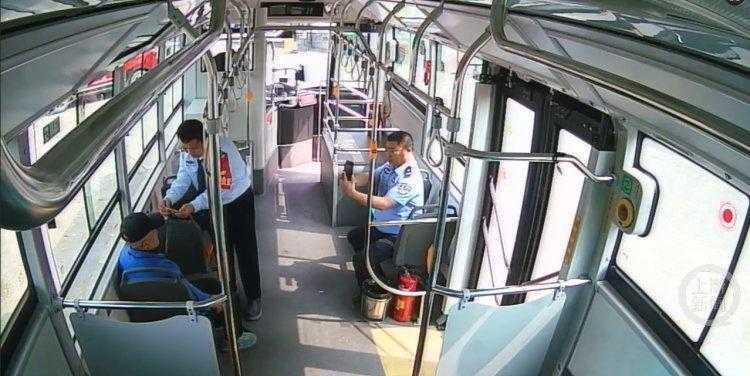 八旬爷爷的进城探亲路:那一班公交车上的陌生温暖 新闻